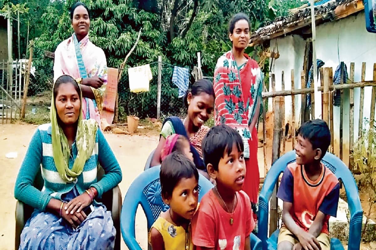 उत्तराखंड सुरंग से खूंटी के मजदूरों के बाहर निकलने के बाद जश्न का माहौल, पिता ने कहा- बेटे का हुआ पुनर्जन्म