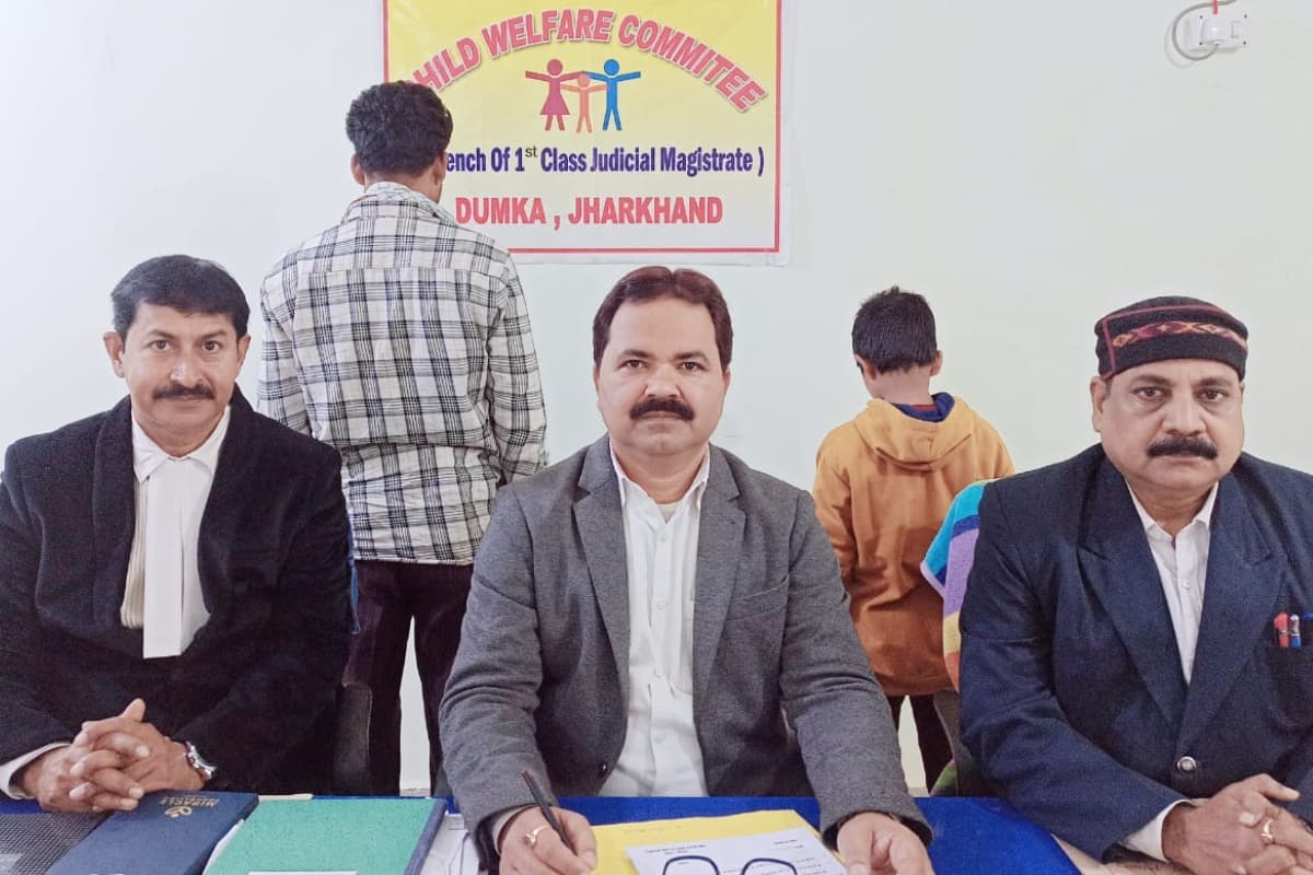 यूपी के बालक को सीडब्ल्यूसी ने परिजनों से मिलाया, दाखिले के बाद दुमका के लखीकुंडी मदरसा से भाग गया था