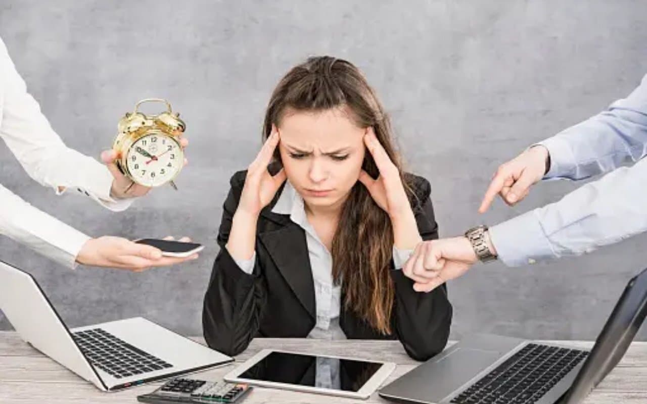 ये 6 संकेत बताते हैं आपको काम से ब्रेक लेने की है बहुत जरूरत, पहचानें इन संकेतों को