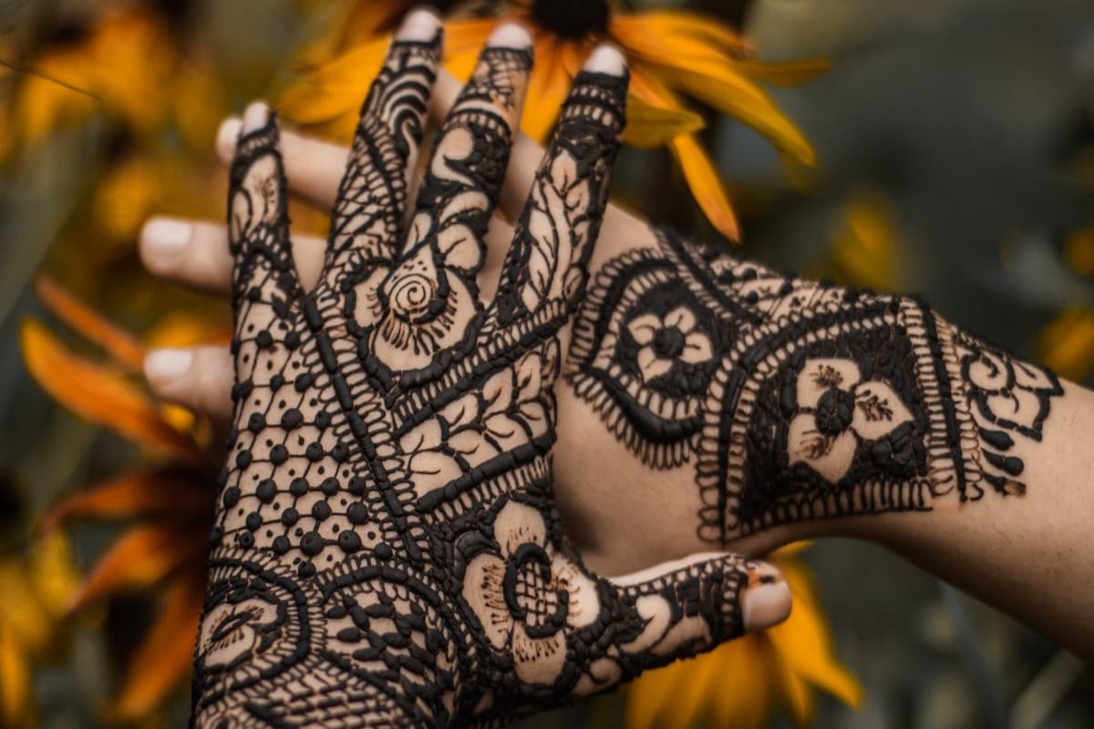 Valentine Day Mehndi Designs: इस वैलेंटाइन डे पर अपने हाथों में लगाएं ये लेटेस्ट मेहंदी डिजाइन