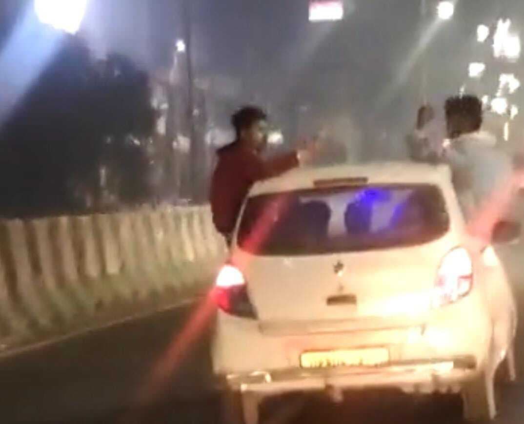 Agra Viral Video: हाईवे पर चलती कार में स्टंट, दो युवकों को तलाशने में जुटी पुलिस