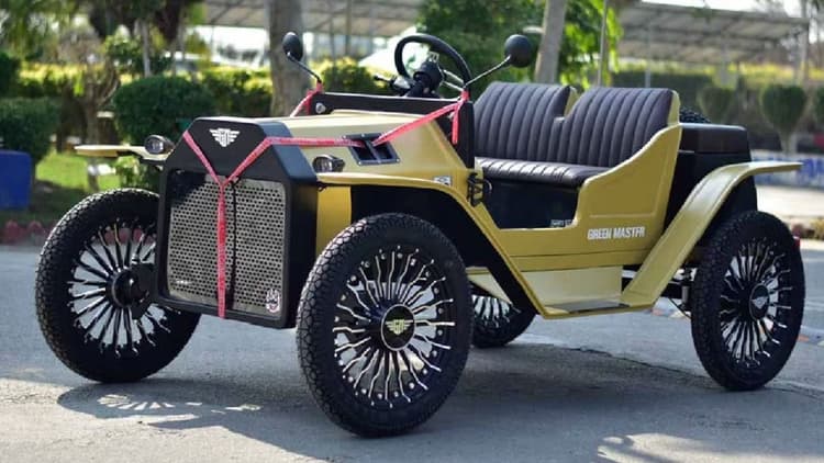 बाइक के पार्ट्स से 1960 के दशक वाली विंटेज को बना दिया इलेक्ट्रिक कार