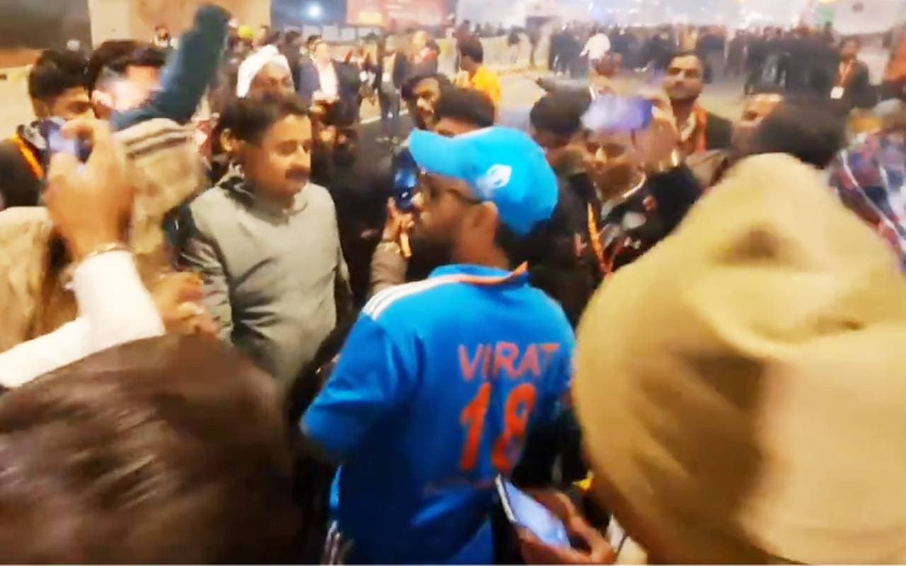 Viral Video: डुप्लीकेट विराट कोहली के साथ सेल्फी लेने की मची होड़, फैंस के बीच घिर गया यह शख्स, देखें वीडियो