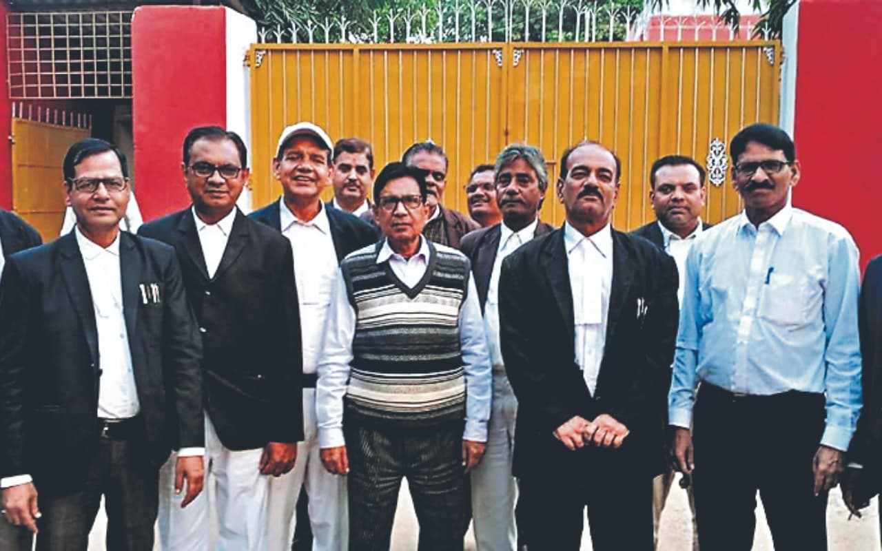 दुमका : अधिवक्ता संघ का चुनाव आज, 399 अधिवक्ता 38 प्रत्याशियों के भाग्य पर लगायेंगे मुहर