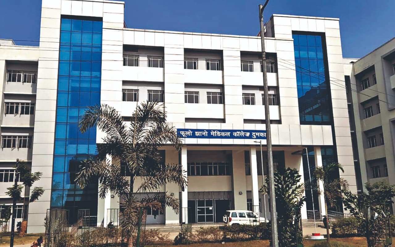 दुमका : गला में फंसा सिक्का निकालकर चिकित्सकों ने बचायी बच्चे की जान