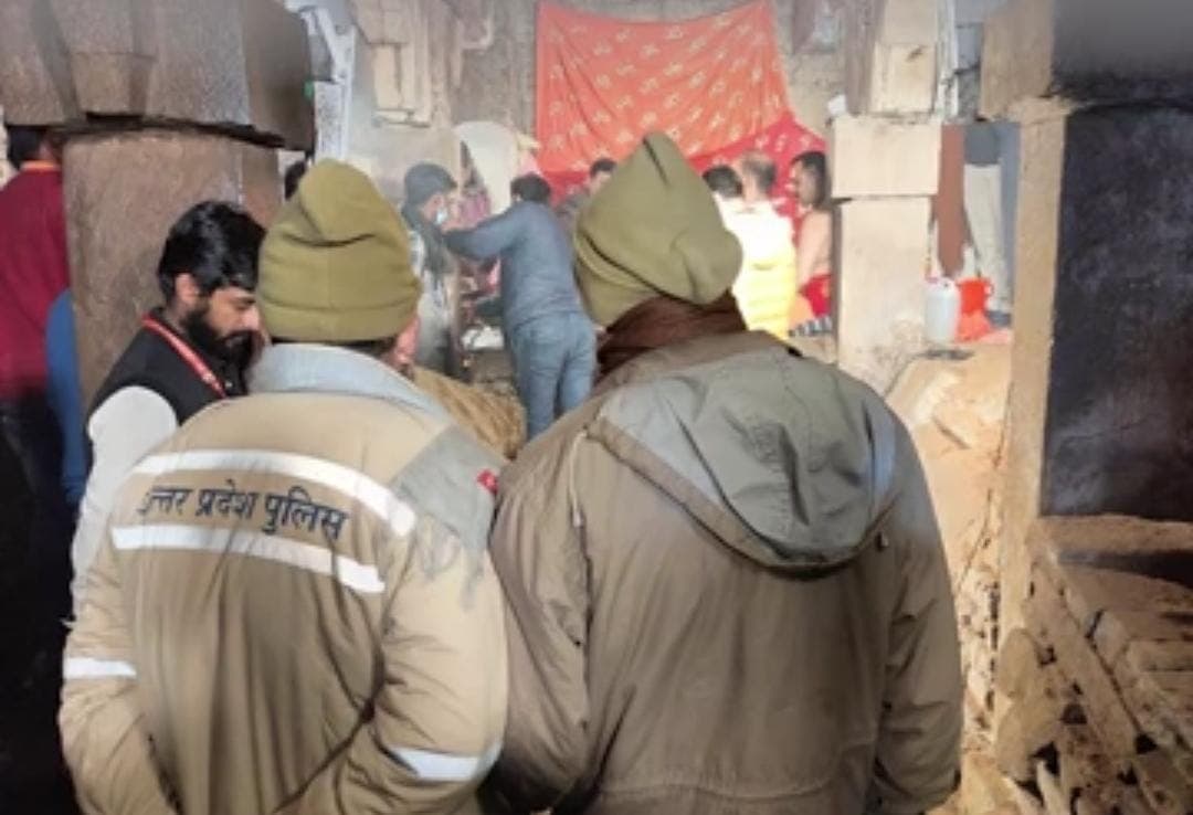 ज्ञानवापी के व्यास तहखाने में पूजा शुरू, काशी विश्वनाथ मंदिर के मुख्य पुजारी रहे मौजूद