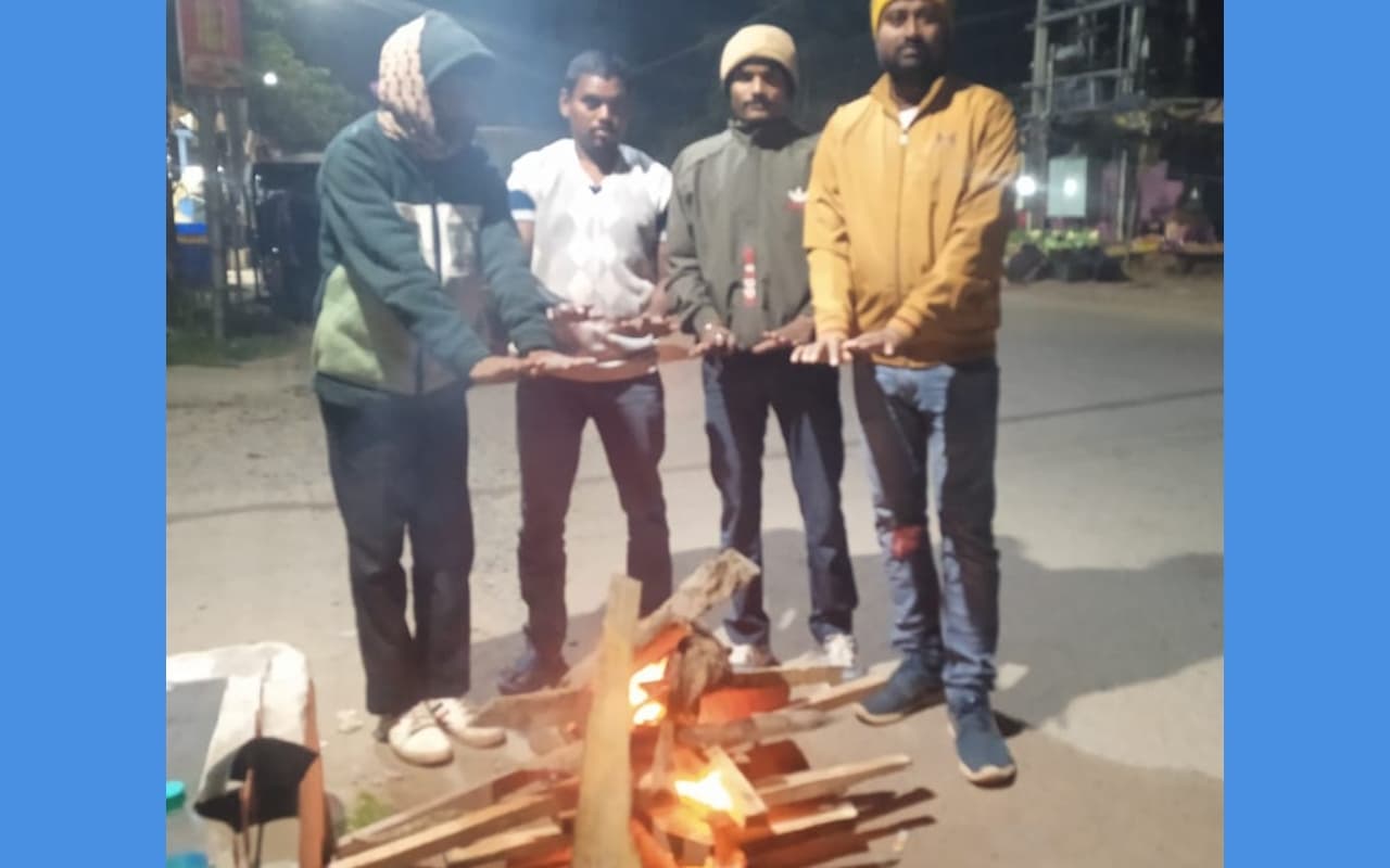 पश्चिमी सिंहभूम : शहर का पारा आठ डिग्री, कनकनी बढ़ी, प्रतिदिन 2 क्विंटल जल रहे अलाव