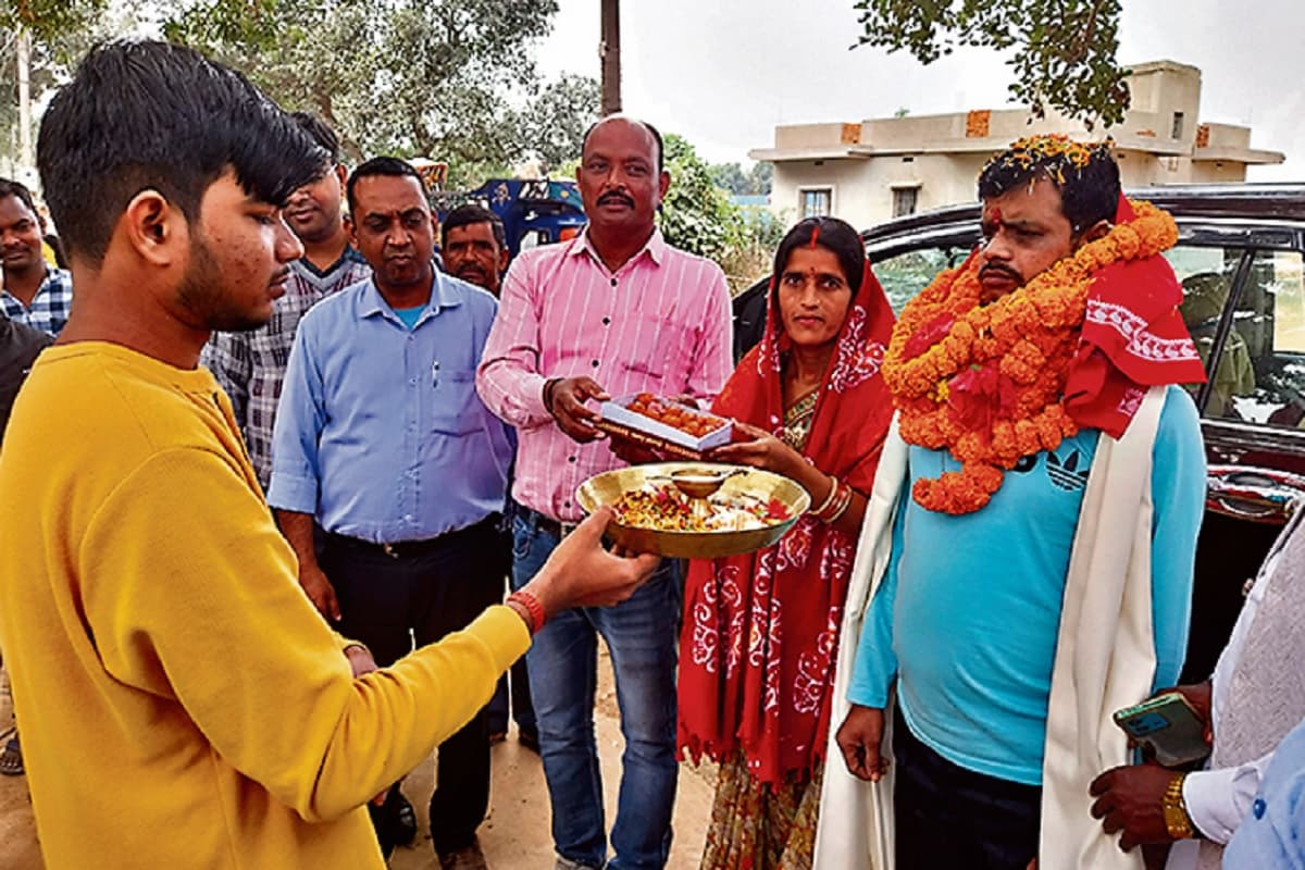 उत्तराखंड के सुरंग हादसे से सुरक्षित घर वापसी पर गिरिडीह के मजदूरों का स्वागत, बोले- अब नहीं जाएंगे बाहर