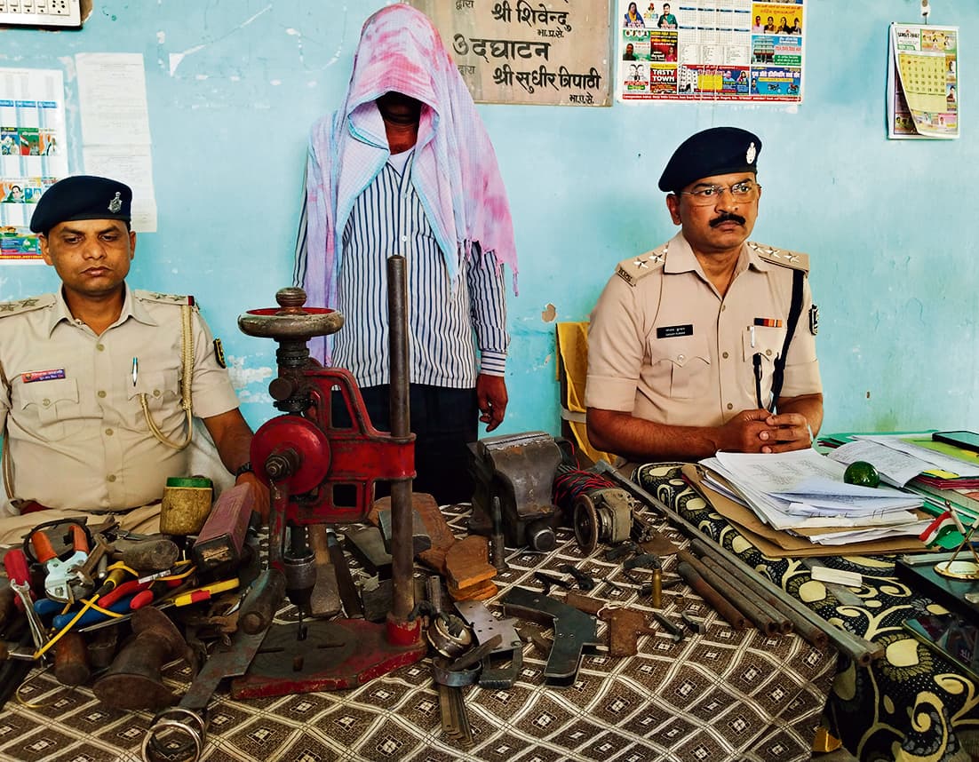 Lok Sabha elections2024 से पहले खगड़िया पुलिस को मिली सफलता, दुकान की आड़ में कर रहे थे ये काम