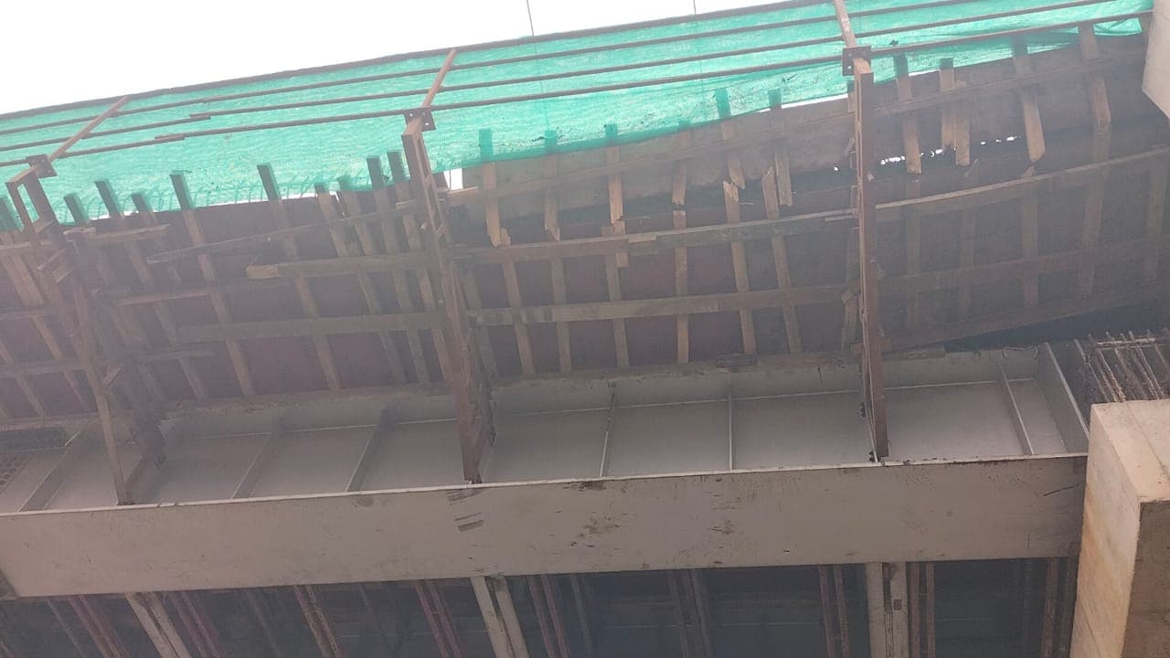 छपरा में डबल डेकर पुल निर्माण के दौरान गिरी सरिया, कोचिंग से लौट रही छात्रा घायल, पहले भी हो चुका है हादसा