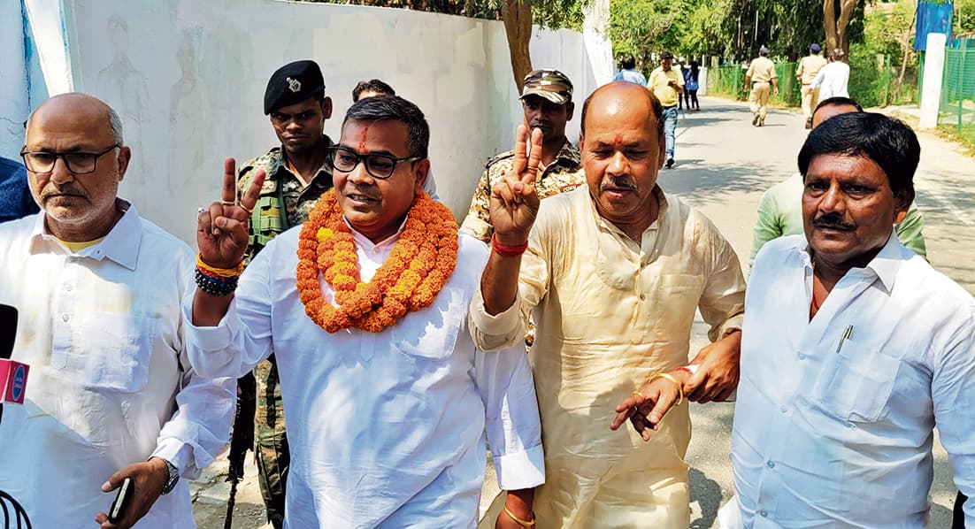 चुनावी रंग में रंगा जमुई, आखिरी दिन भारी गहमा-गहमी के बीच 12 प्रत्याशियों ने किया नामांकन