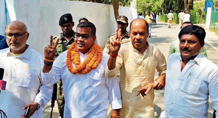 चुनावी रंग में रंगा जमुई, आखिरी दिन भारी गहमा-गहमी के बीच 12 प्रत्याशियों ने किया नामांकन