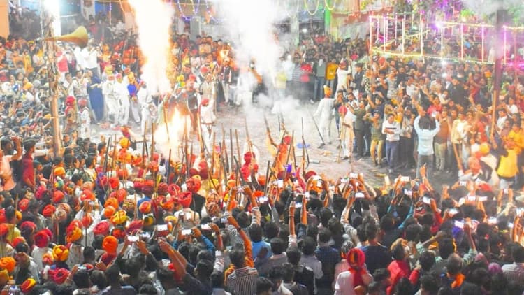 Holi 2024: क्या आप जानते है ये भयावह परंपरा, जहां पर तलवार-गोली और बम बारूद की खेली जाती है होली