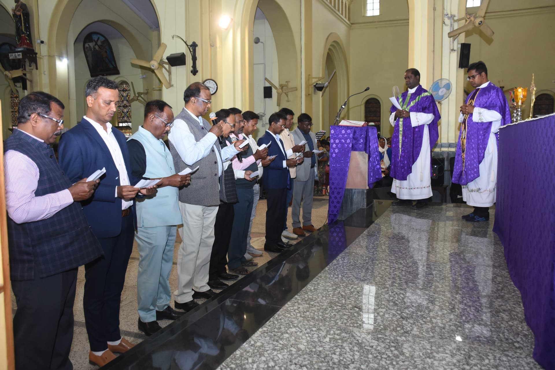आराधना के बाद कैथोलिक सभा के पदाधिकारियों ने शपथ ली, फादर बिपिन बोले- यीशु की क्रूस मृत्यु हमारे लिए गौरव का प्रतीक