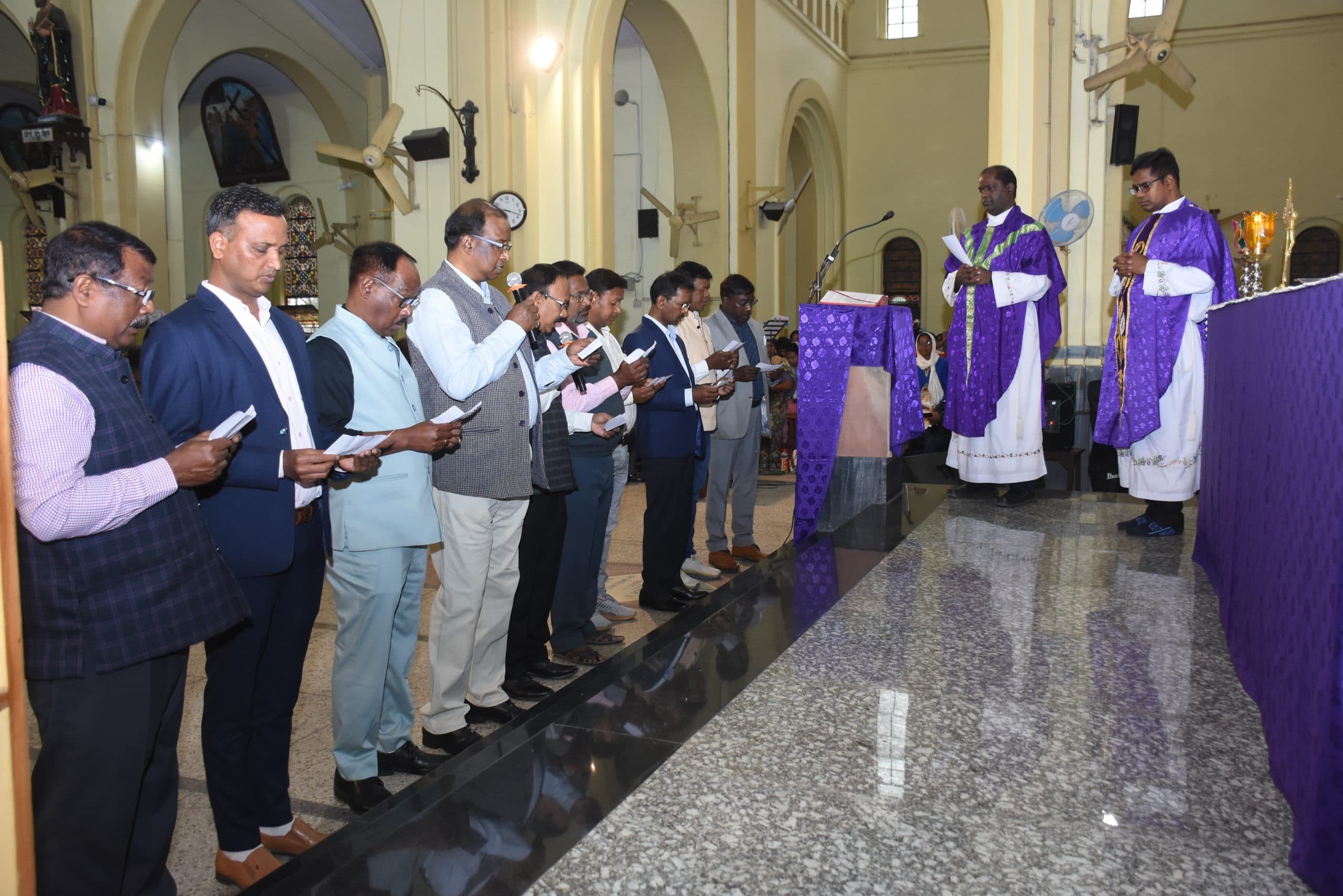 आराधना के बाद कैथोलिक सभा के पदाधिकारियों ने शपथ ली, फादर बिपिन बोले- यीशु की क्रूस मृत्यु हमारे लिए गौरव का प्रतीक