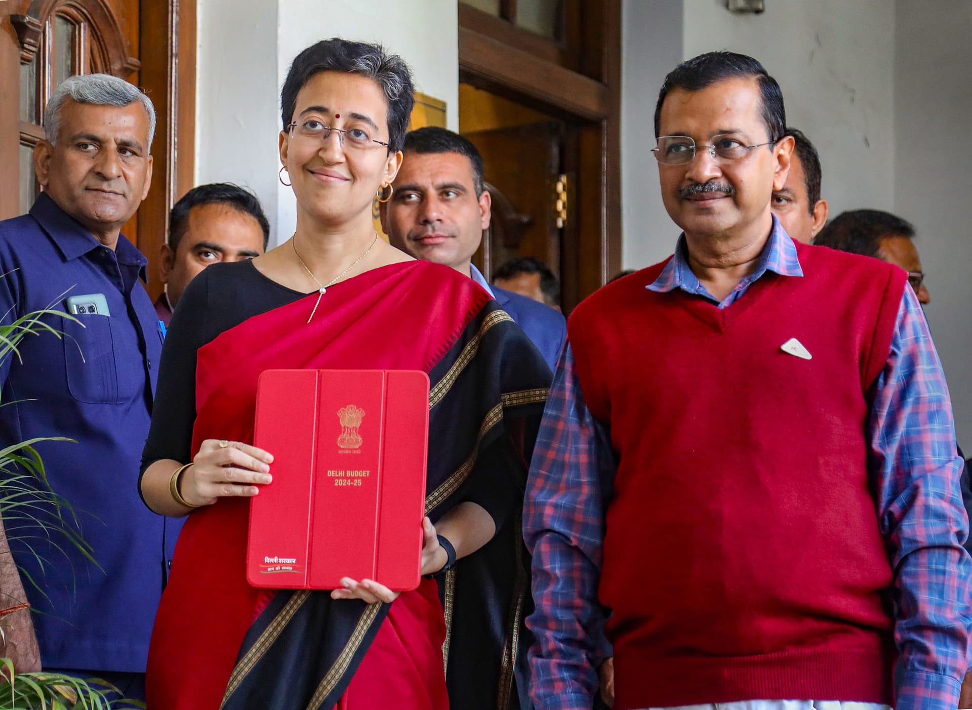 Delhi Budget 2024: वित्त मंत्री आतिशी ने पेश किया बजट, महिलाओं को दिया खास तोहफा, हर महीने मिलेंगे इतने रुपये