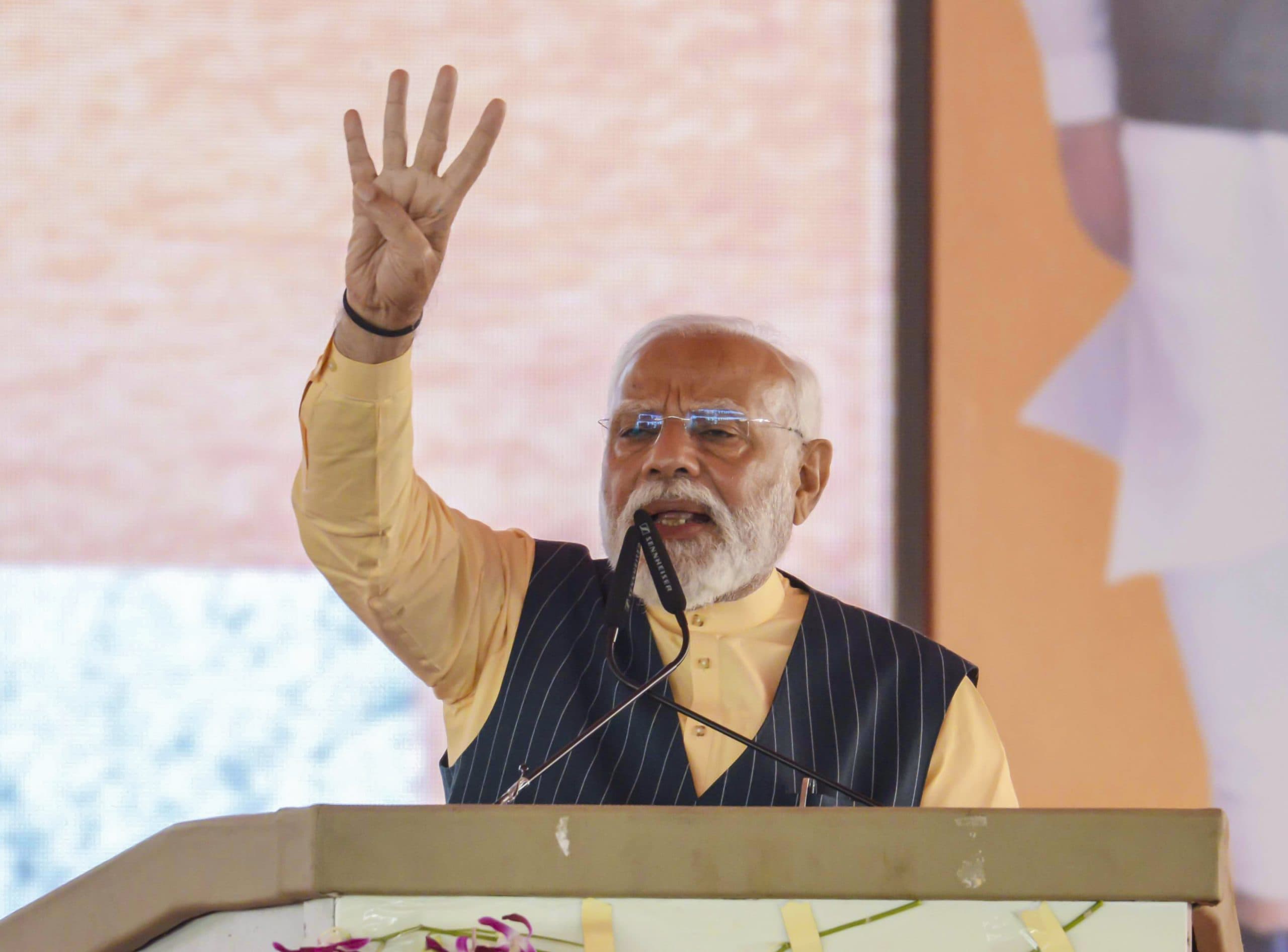 लालटेन राज में एक ही परिवार हुआ समृद्ध, पीएम नरेंद्र मोदी ने राजद-कांग्रेस पर साधा निशाना