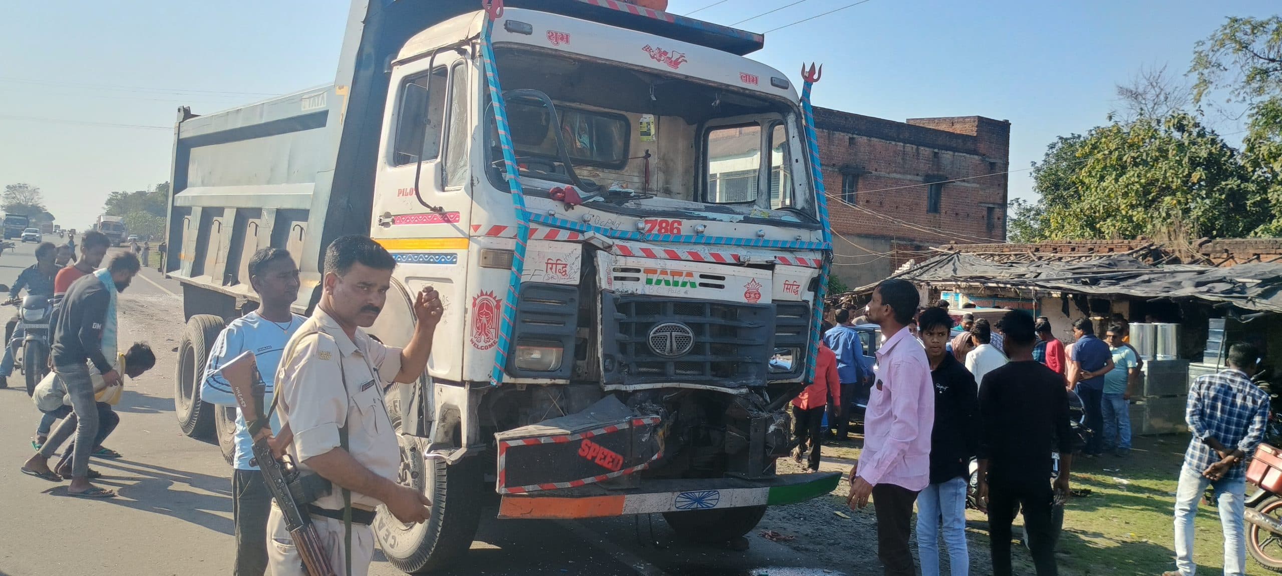 धनबाद में हाइवा ने बस को मारी टक्कर, छात्रा की मौत, कई यात्री घायल