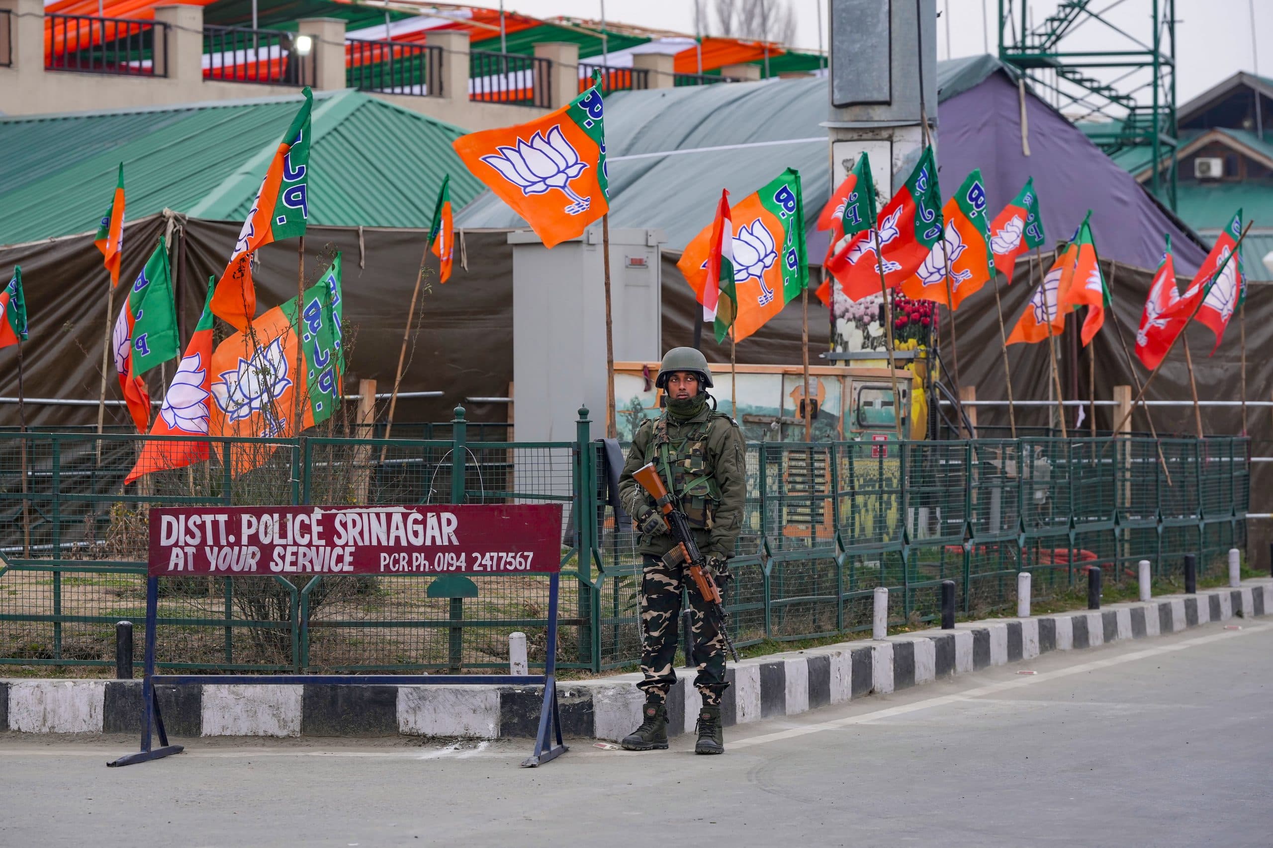 PM Narendra Modi in Kashmir: डल झील पर समुद्री कमांडो, ड्रोन से निगरानी, कड़ी सुरक्षा के बीच पीएम मोदी पहुंचे श्रीनगर