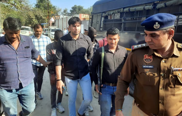 Muzaffarpur News: गैंगस्टर लॉरेंस बिश्नोई गैंग के दो शूटर गिरफ्तार, ट्रांजिट रिमांड पर हरियाणा ले गयी एसटीएफ