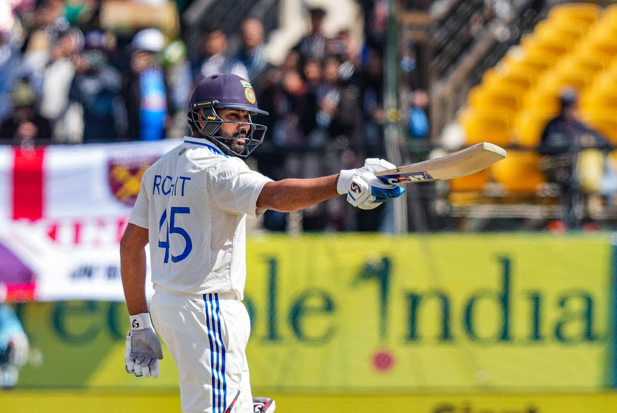 IND vs ENG: रोहित शर्मा ने शतक जड़ते ही सचिन तेंदुलकर के इस रिकॉर्ड की कर ली बराबरी