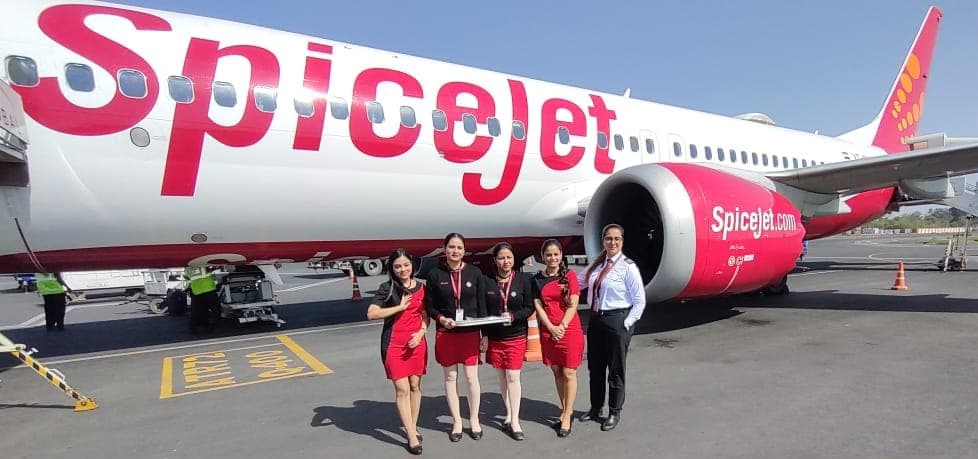 अंतरराष्ट्रीय महिला दिवस पर महिलाओं ने संभाली विमानों और ट्रेनों की कमान