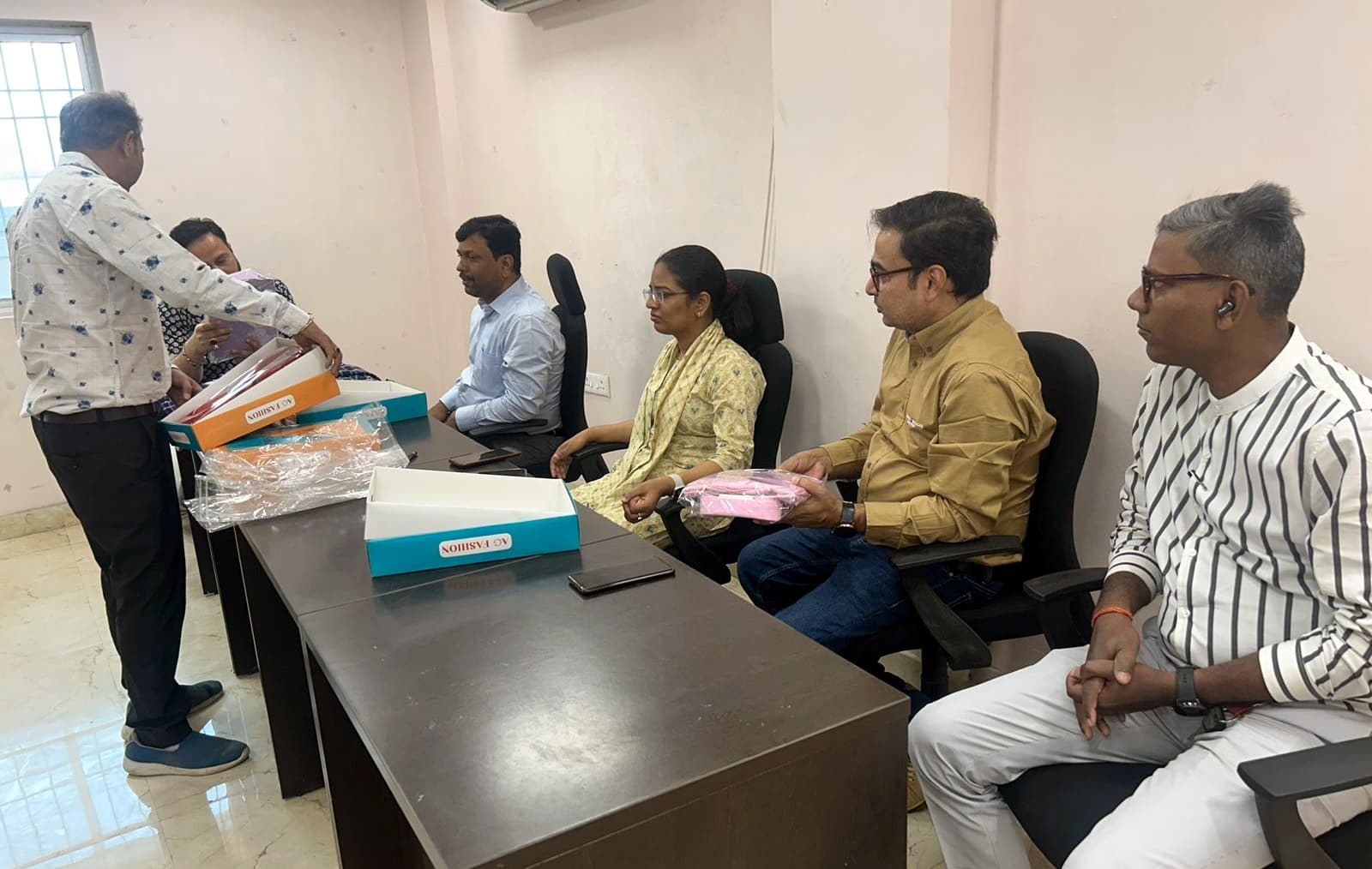 पटना के खादी मॉल में बिकेंगे मुजफ्फरपुर में तैयार गारमेंट व सत्तू, प्रोडक्ट की यहां कर सकते हैं बिक्री