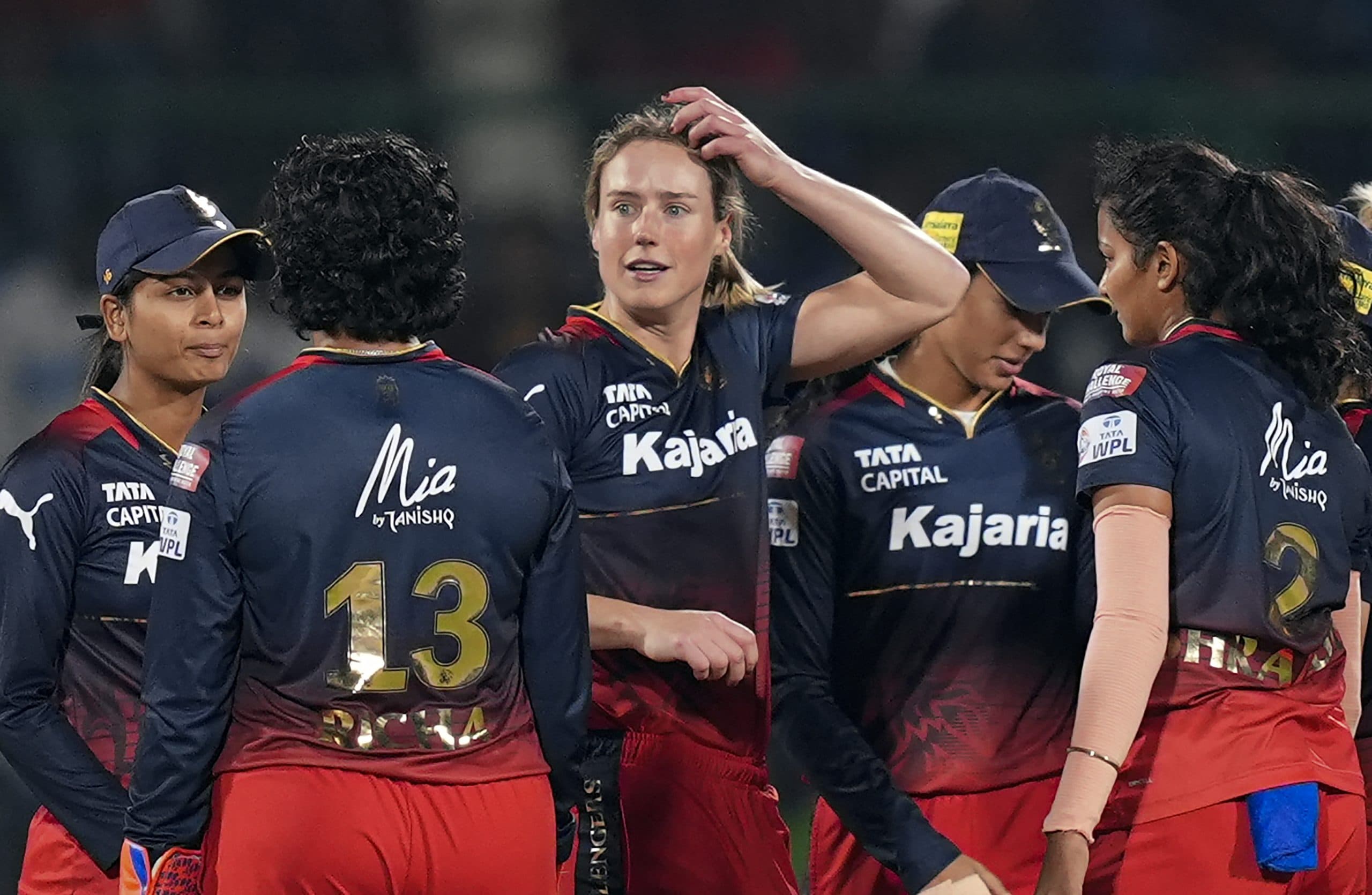 WPL 2024: मुंबई इंडियंस ने आरसीबी को दिया 114 रन का लक्ष्य, एलिस पैरी ने चटकाए 6 विकेट