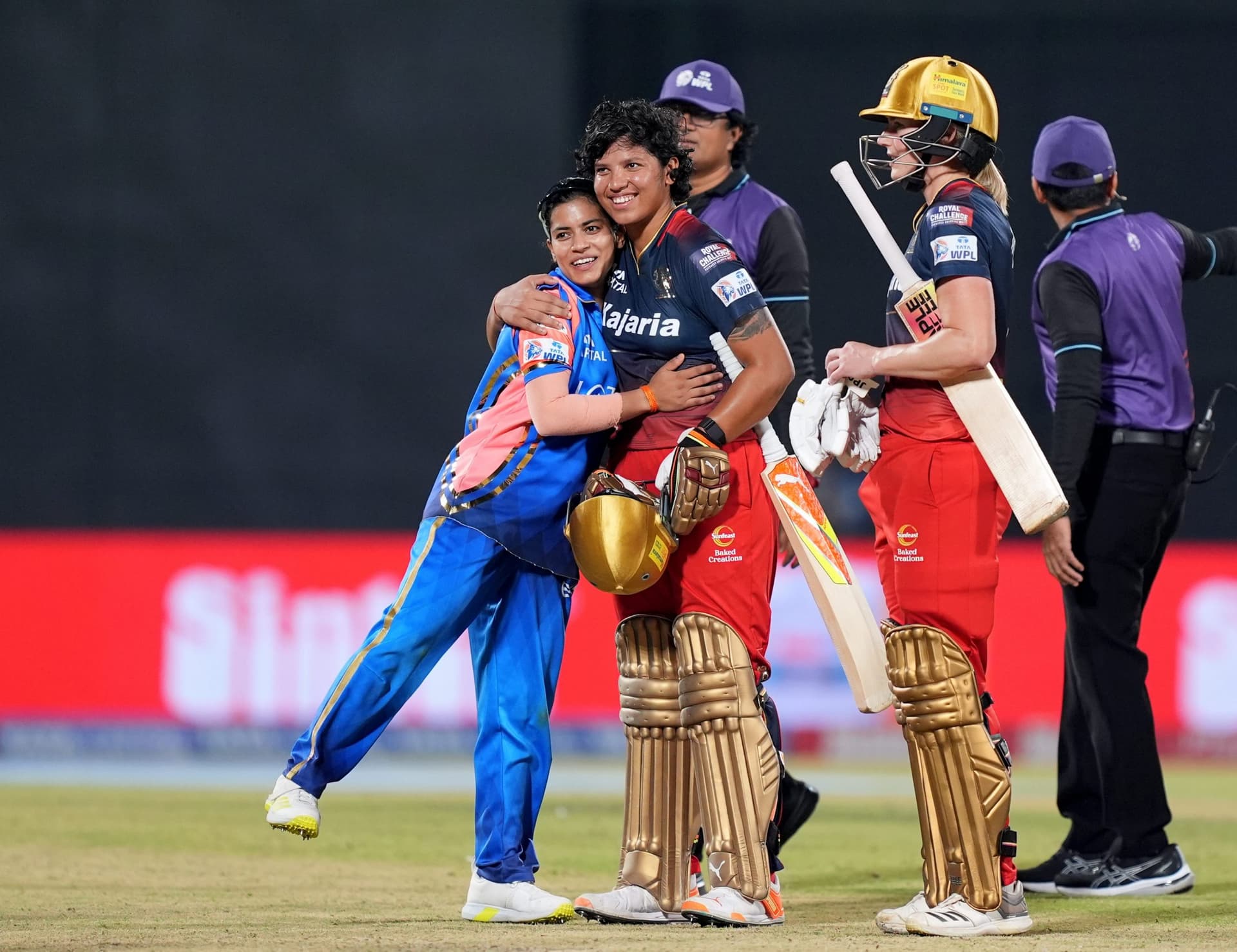 WPL 2024: आरसीबी आरसीबी ने मुंबई इंडियंस को हराकर प्लेऑफ में, एलिस पेरी का शानदार प्रदर्शन