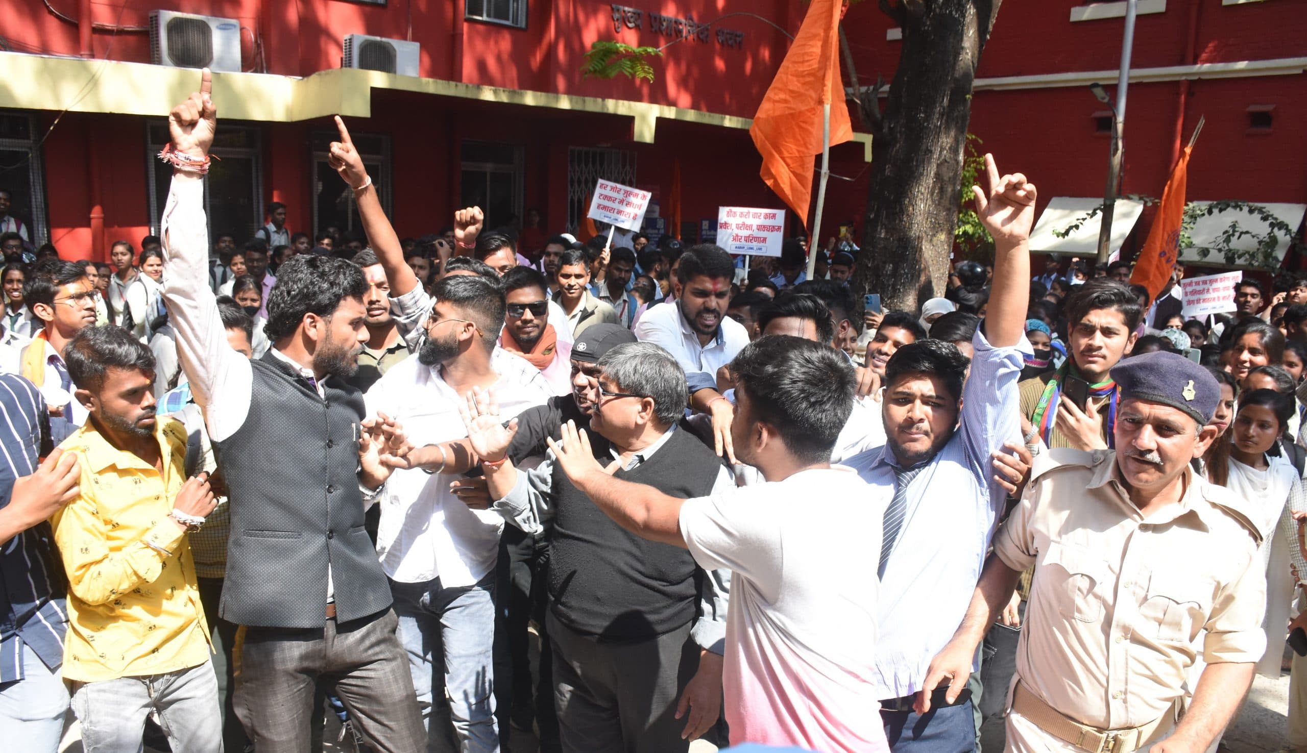 Ranchi University Protest : सेमेस्टर-4 में 75% छात्र फेल, मचा हंगामा