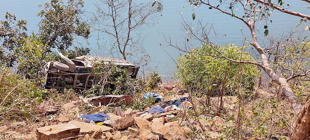 सात बच्चों के मुंडन के लिए गुप्ताधाम जा रहे थे 55 श्रद्धालु, रास्ते में पलट गई पिकअप, 4 की मौत और कई घायल