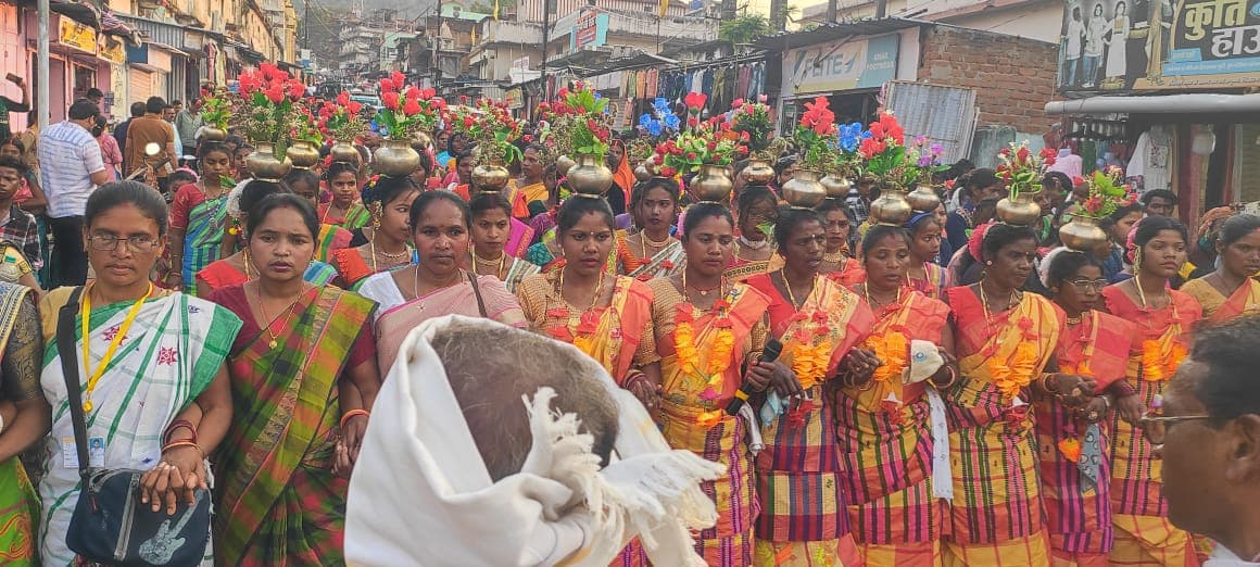 बाहा पर्व के मौके पर पारसनाथ पर्वत में उमड़ा आदिवासी समाज, दिशोम मांझीथान में जुटे कई राज्यों के आदिवासी