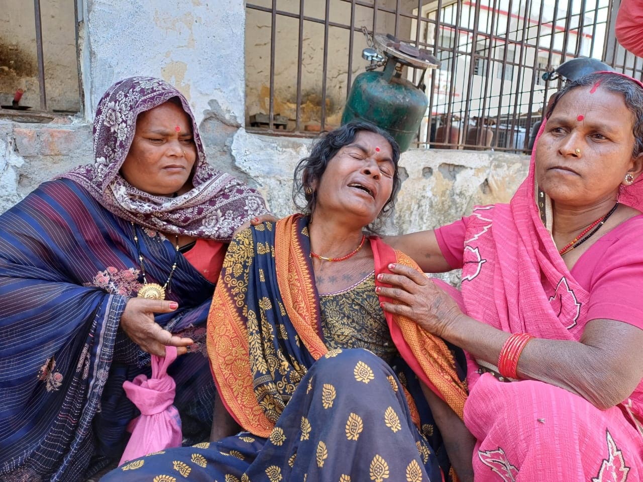 बारात से लौट रही कार ने ट्रक में मारी टक्कर, 4 ने मौके पर तोड़ा दम, पांचवें की अस्पताल में मौत