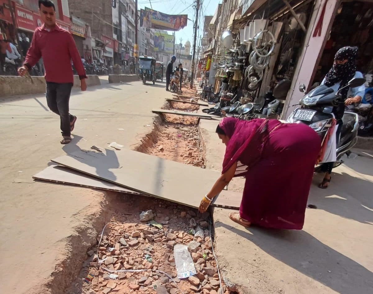 मुजफ्फरपुर स्मार्ट सिटी प्रोजेक्ट पर 700 करोड़ से ज्यादा खर्च, फिर भी गड्ढों में पलट रही गाड़ियां, धूल से सनी हैं सड़कें