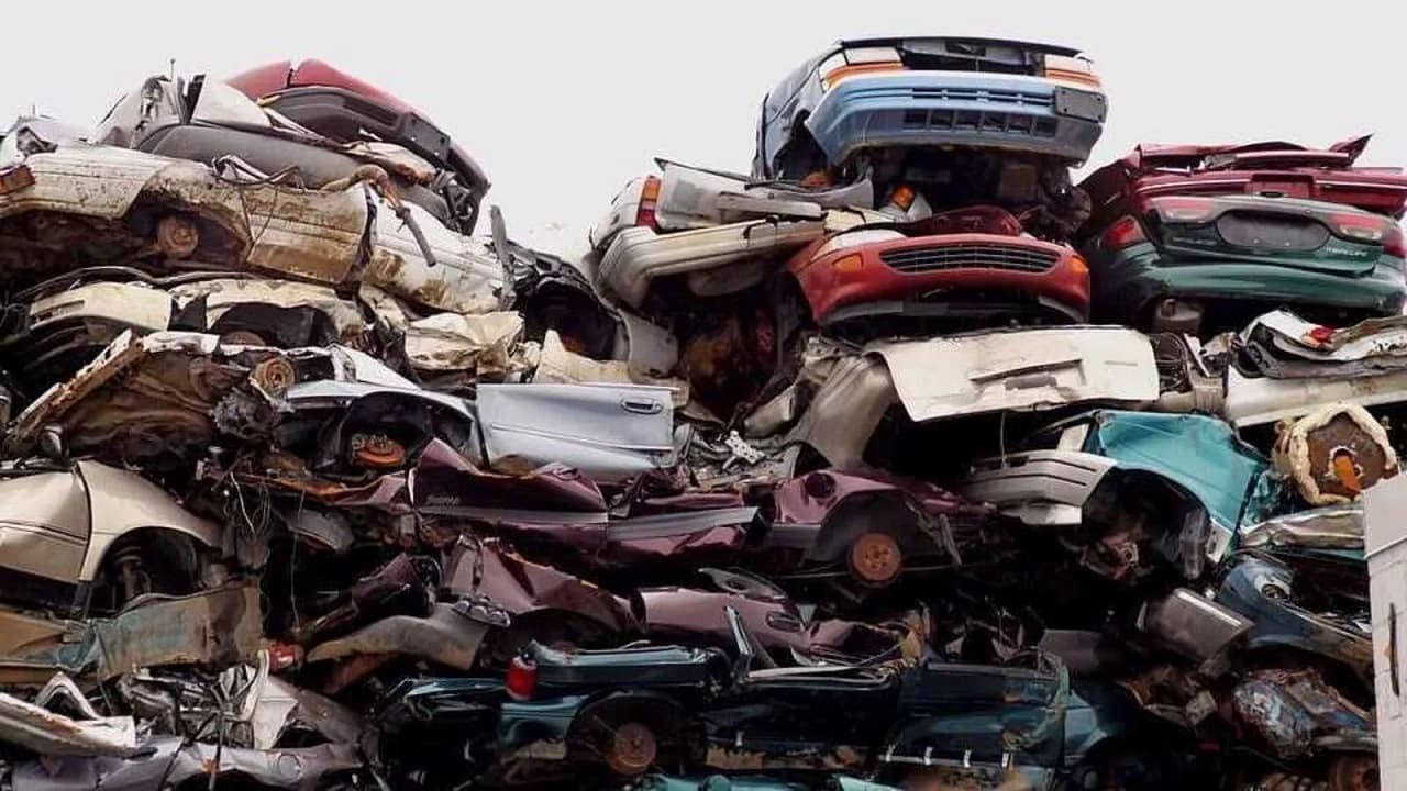 Rules Change: 1 अप्रैल से 15 साल पुरानी गाड़ियों का रजिस्ट्रेशन रद्द, जानें क्या है उपाय?