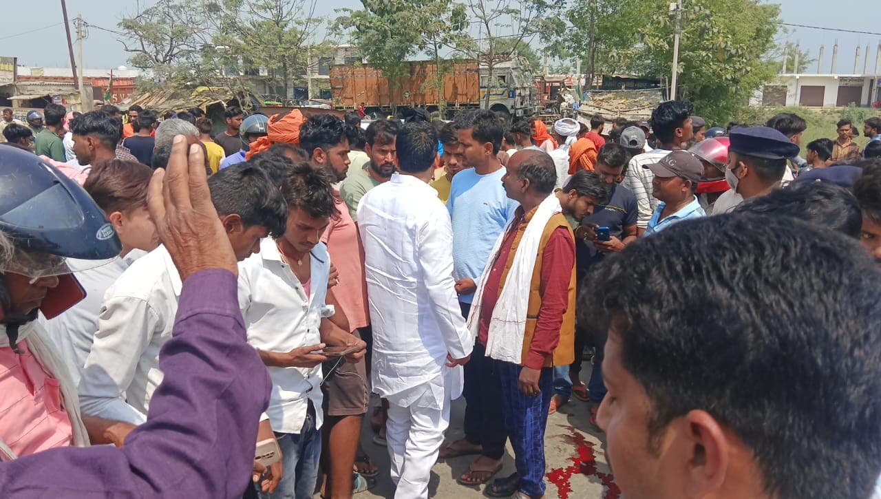 कैमूर में अनियंत्रित बस ने बाइक सवार पति-पत्नी को कुचला, आक्रोशित लोगों ने किया सड़क जाम, घंटों तक लगी रही गाड़ियों की लाइन