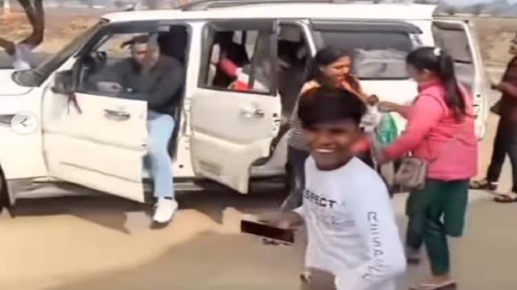 Viral Video: महिंद्रा स्कॉर्पियो में ठुस्समठुस्सा… 7 की जगह 18 लोग हुए सवार!