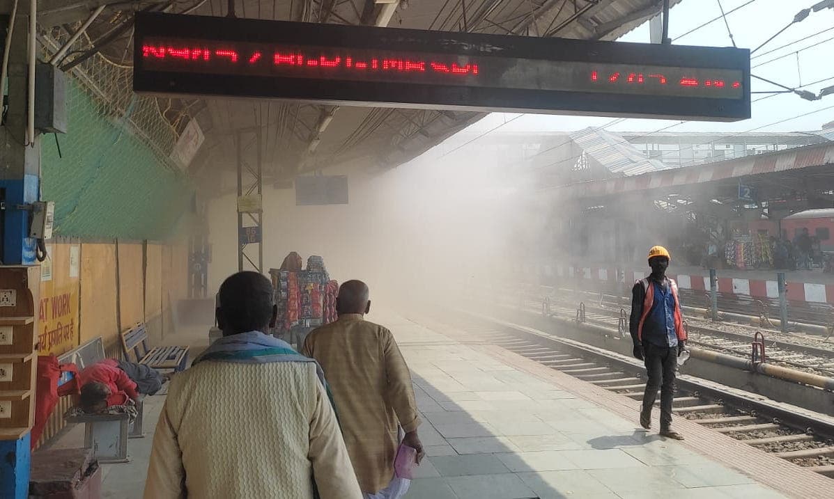 धूल के गुबार से मुजफ्फरपुर जंक्शन पर 'कोहरा', यात्रियों का घुट रहा दम