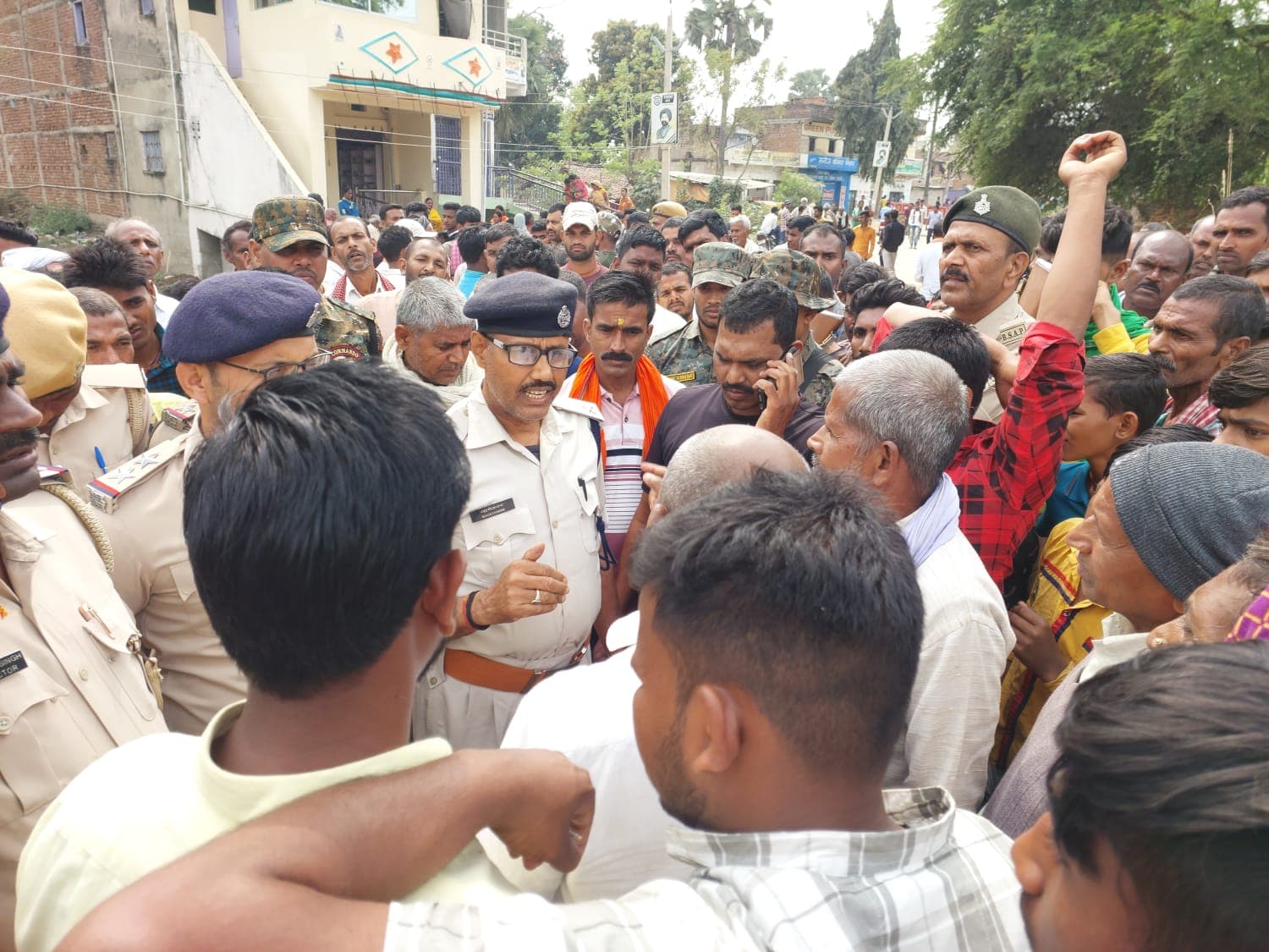 गया में बालू लदे ट्रैक्टर की चपेट में आने से 10 साल के बच्चे की मौत, ग्रामीणों ने किया प्रदर्शन, घंटों जाम रही सड़क