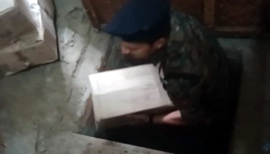 मुजफ्फरपुर में शराब के लिए महिला ने बना रखा था 6 फीट गहरा तहखाना, देखकर उत्पाद विभाग की टीम रह गई दंग