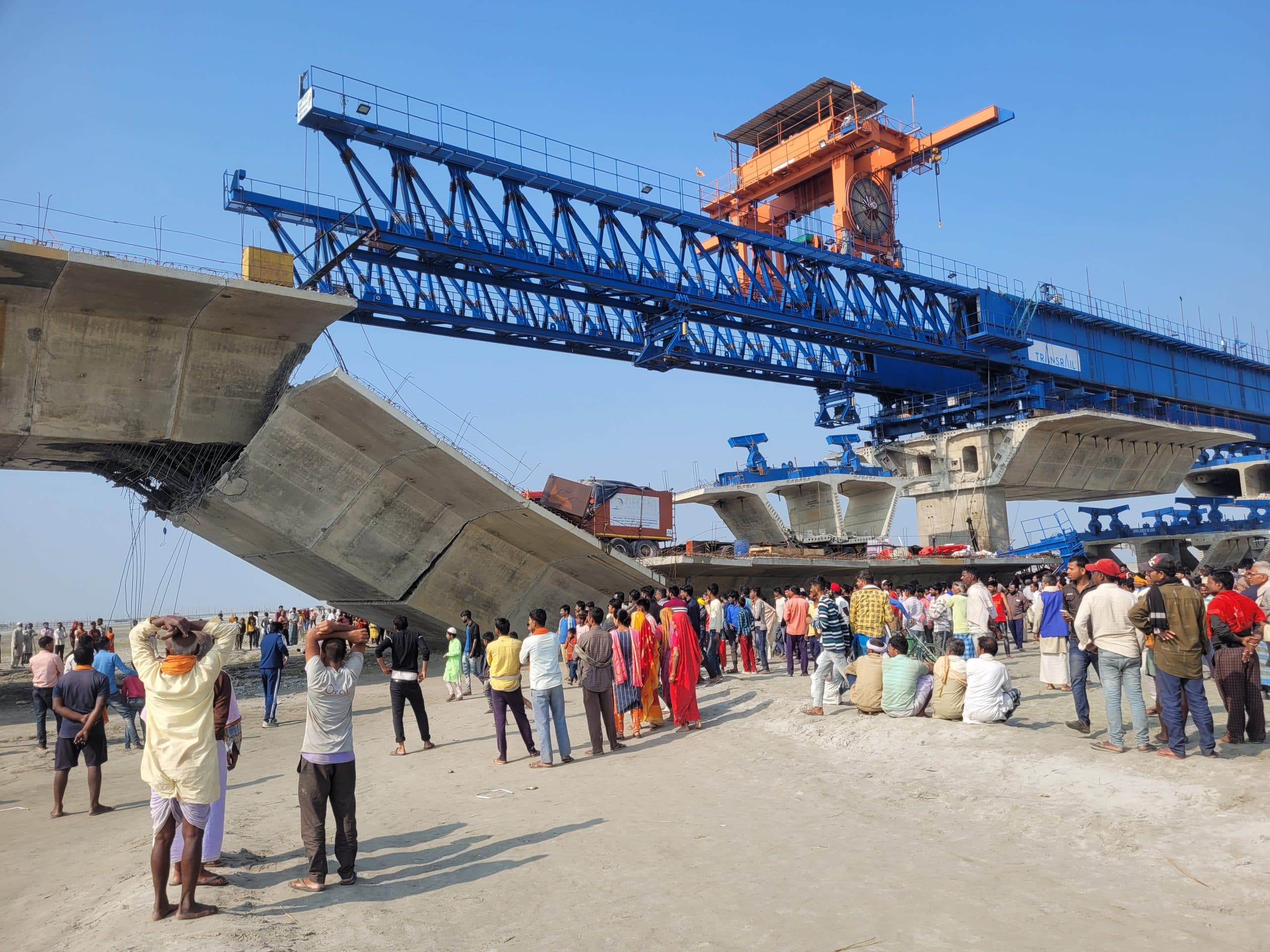देश के सबसे लंबे पुल का हिस्सा गिरने से कांपने लगी धरती, भूकंप के डर से लोग घरों से आ गए थे बाहर