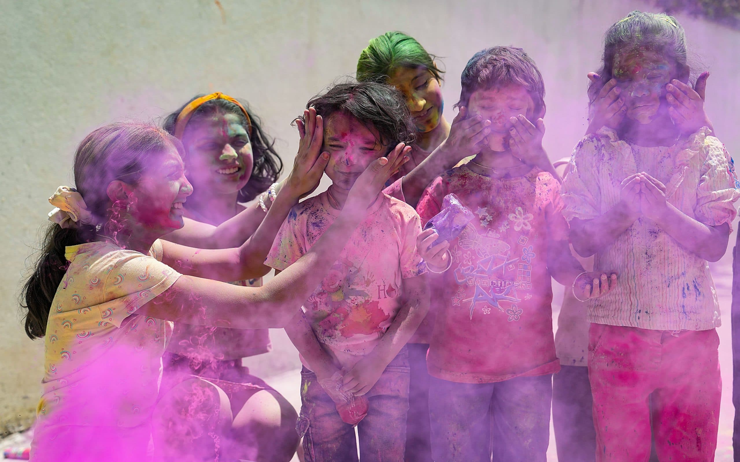Happy Holi Wishes Stickers, Status, Photos: स्टिकर, स्टेटस, शायरी और फोटोज के साथ अपनों को दें होली की शुभकामनाएं