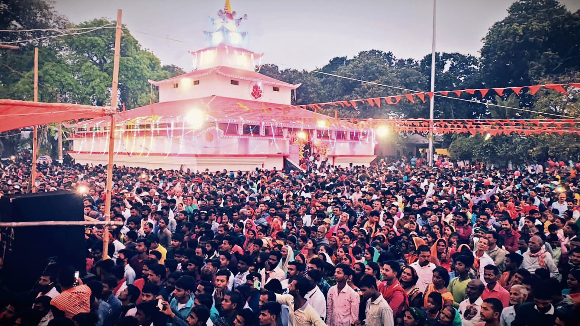 पूर्णिया के ऐतिहासिक नरसिंह स्थल पर मना होलिका महोत्सव, उमड़ी 50,000 से अधिक भक्तों की भीड़