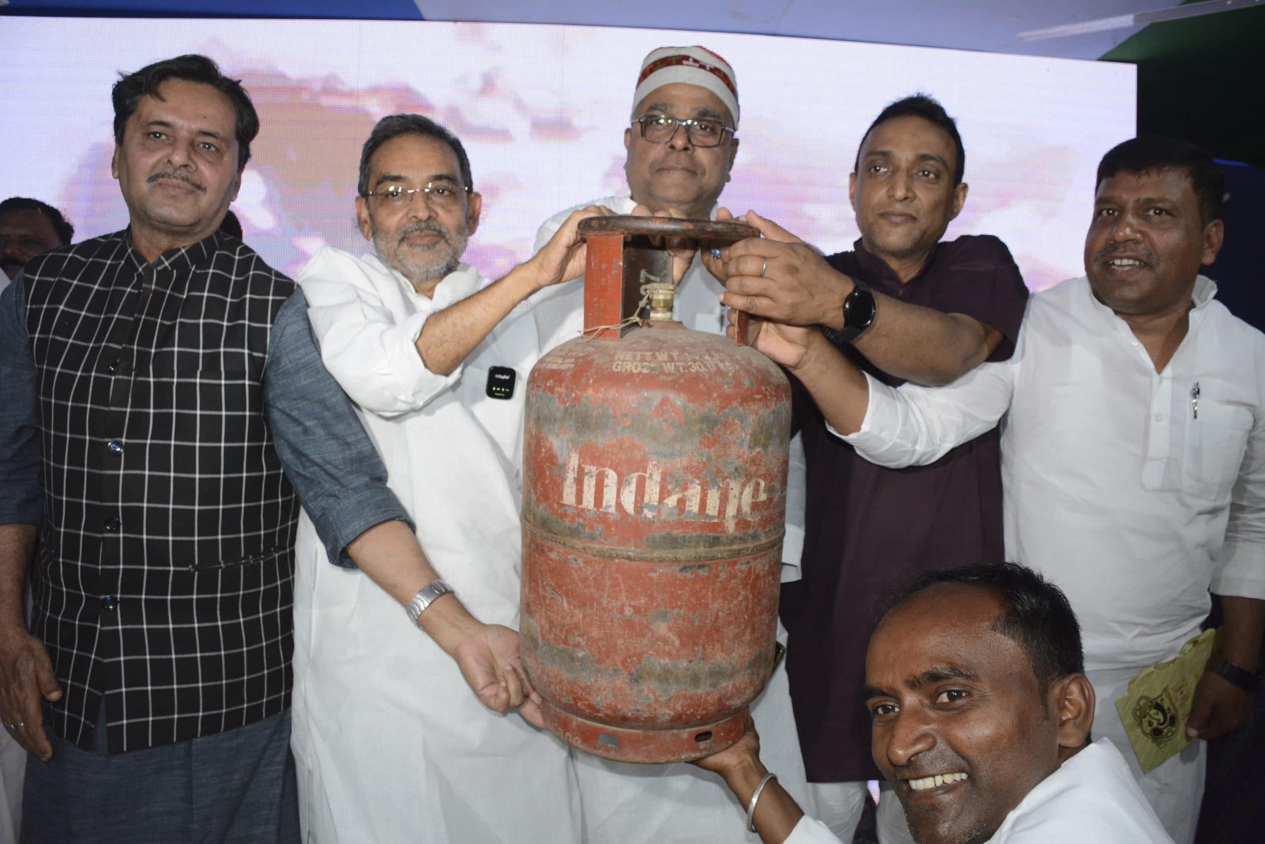 उपेंद्र कुशवाहा की पार्टी का चुनाव चिन्ह होगा गैस सिलेंडर, मदन चौधरी बने RLM के कार्यकारी प्रदेश अध्यक्ष