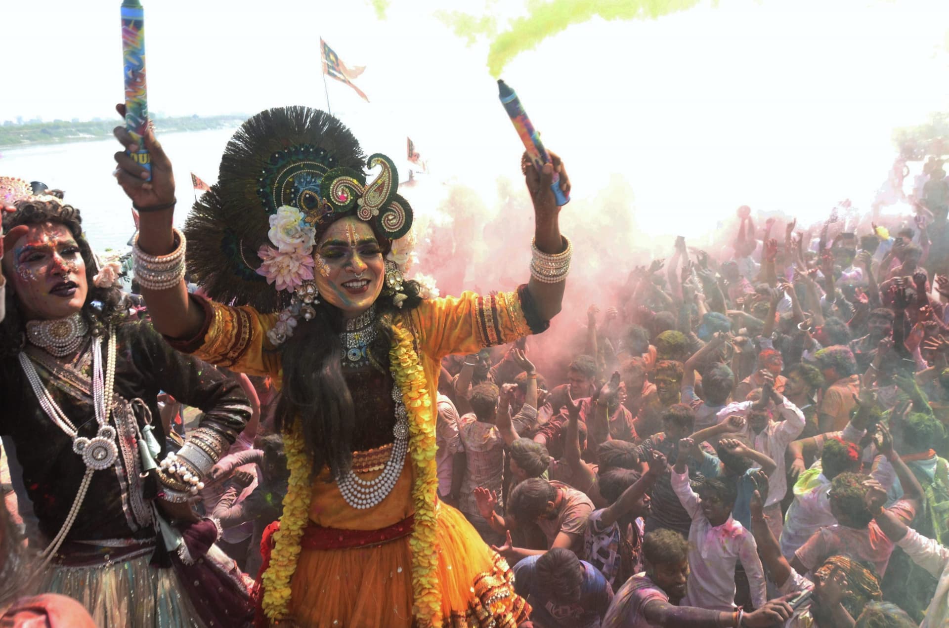 Holi 2024 : मथुरा में जबरदस्त उत्साह और उमंग के साथ मनाया गया रंगों का त्यौहार
