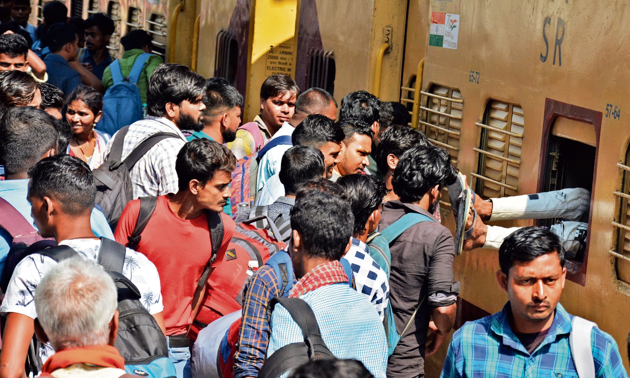 PHOTOS: बिहार की ट्रेनों में होली के बाद लौटने वालों की खचाखच भीड़, देखिए पटना जंक्शन की तस्वीरें..