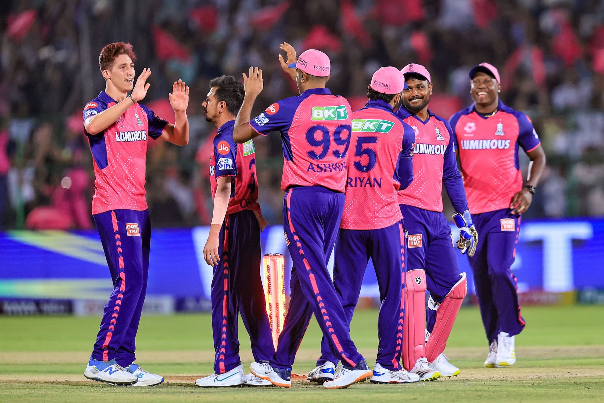 IPL 2024, RR vs DC: रियान पराग ने खेली 84 रनों की शानदार पारी, तस्वीरों में देखें मैच का हाल