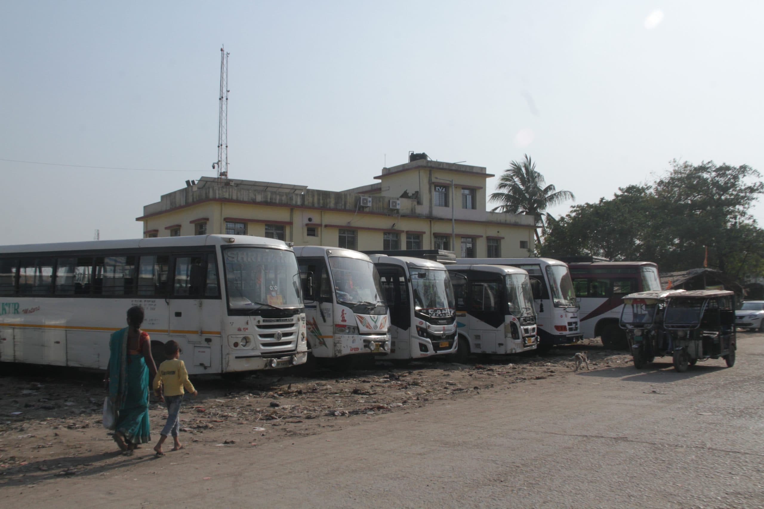 भागलपुर में बस स्टैंड शिफ्ट करने के विरोध में निजी बस मालिकों ने की हड़ताल, नहीं चलायीं बसें