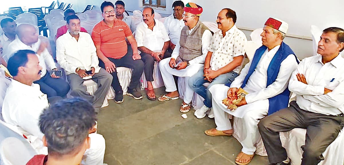 धनबाद और चतरा में टिकट कटने से क्षत्रिय समाज के लोग नाराज, कठोर निर्णय की दी चेतावनी