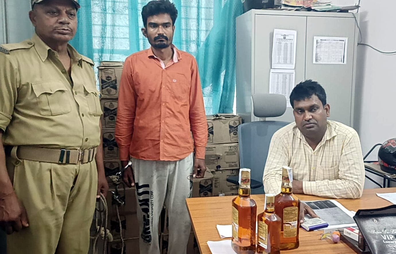 Muzaffarpur: सलेमपुर से उत्पाद विभाग की टीम ने 105 कार्टन शराब जब्त की, धंधेबाज गिरफ्तार